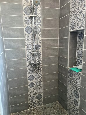 Shower, hair dryer, towels, soap - Nice and cosy apartment in Saket (Béjaïa)