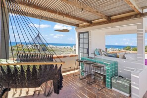 A balcony with a hammock, a small bar area, and a view of the ocean. - Casa Kafka: Large 6-bedroom compound in relaxing El Pescadero! (El Pescadero)