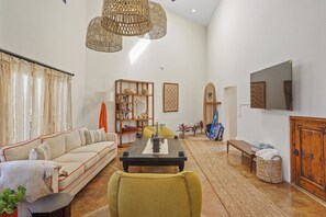 Smart TV, fireplace, books, music library - Casa Kafka: Large 3-building, 7-bedroom compound in relaxing El Pescadero! (El Pescadero)