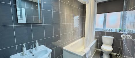 SĂšche-cheveux, serviettes fournies, savon, papier toilette