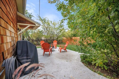 Cozy Cottage 1 Block to Main St