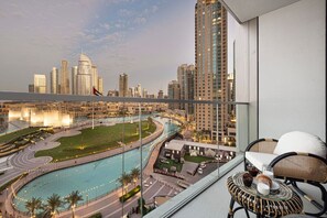 Property grounds - 2BR • Walk to Burj • Mall & Opera • Pool View (Dubai)