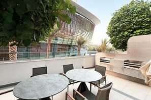 Outdoor dining - Luxury2BR•Sea View•Hot Tub•Walk to Burj/Dubai Mall (Dubai)