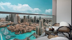 Un balcon avec vue sur la ville, comprenant des immeubles de grande hauteur et un port de plaisance.