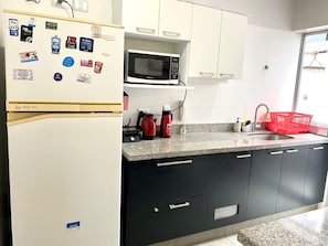 Stovetop, cookware/dishes/utensils