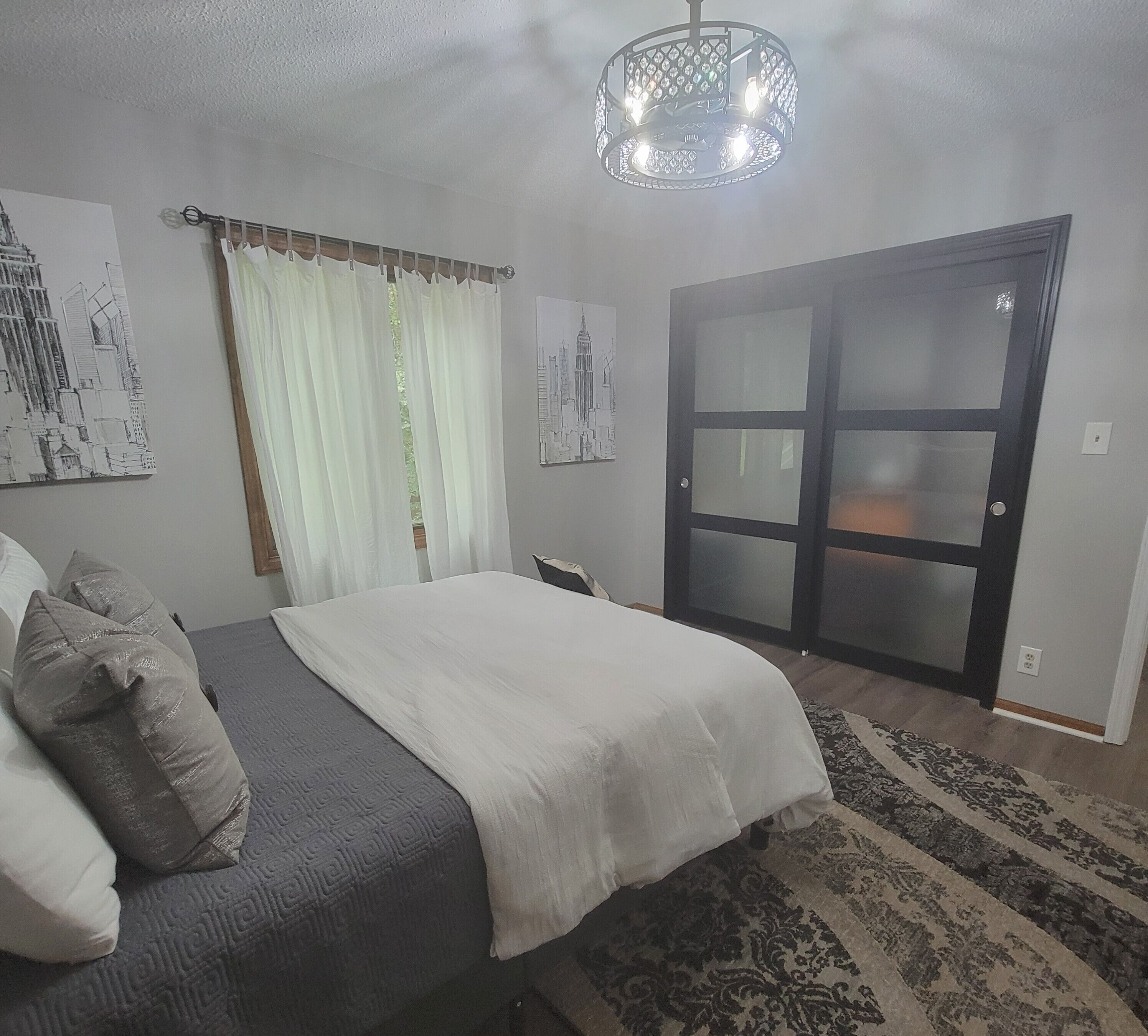 3 makuuhuonetta, silitysrauta/-lauta, ilmainen Wi-Fi, vuodevaatteet