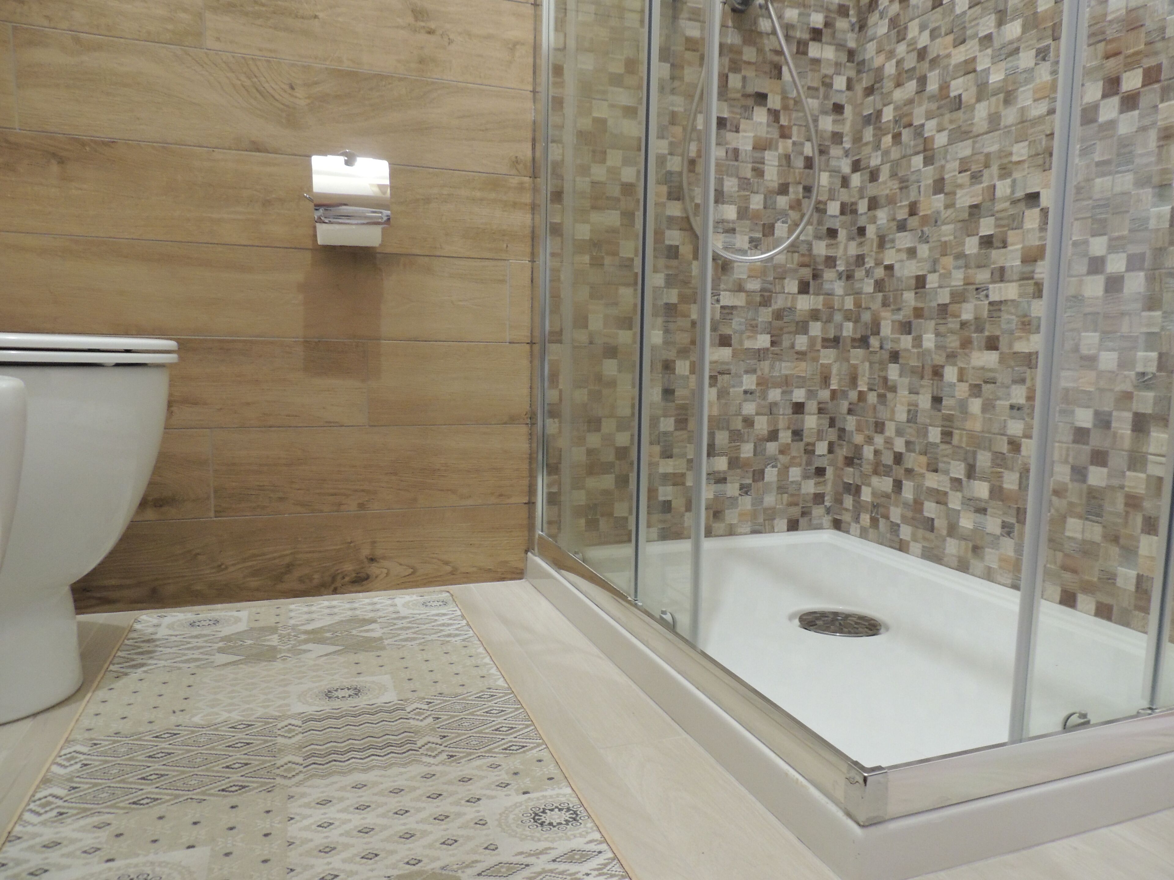 Bruser, hårtørrer, bidet, håndklæder