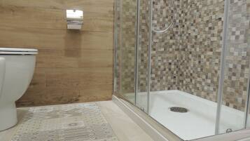 Bruser, hårtørrer, bidet, håndklæder