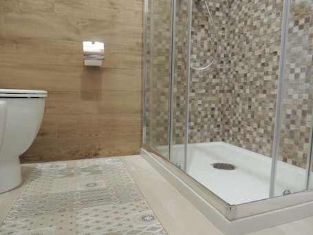 Shower, hair dryer, bidet, towels. PORTA NORD REFUGE - TOURIST LETTING AND HOSPITALITY IN SPERLINGA - SICILY