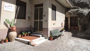 Un edificio con un letrero que dice "PORTA NORD" y una gran planta de cactus afuera.