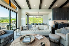 Smart TV, fireplace, books, offices - Your Five-Star Base for Lake Days & Powder Runs (Heber City)