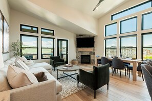Smart TV, fireplace, ping pong