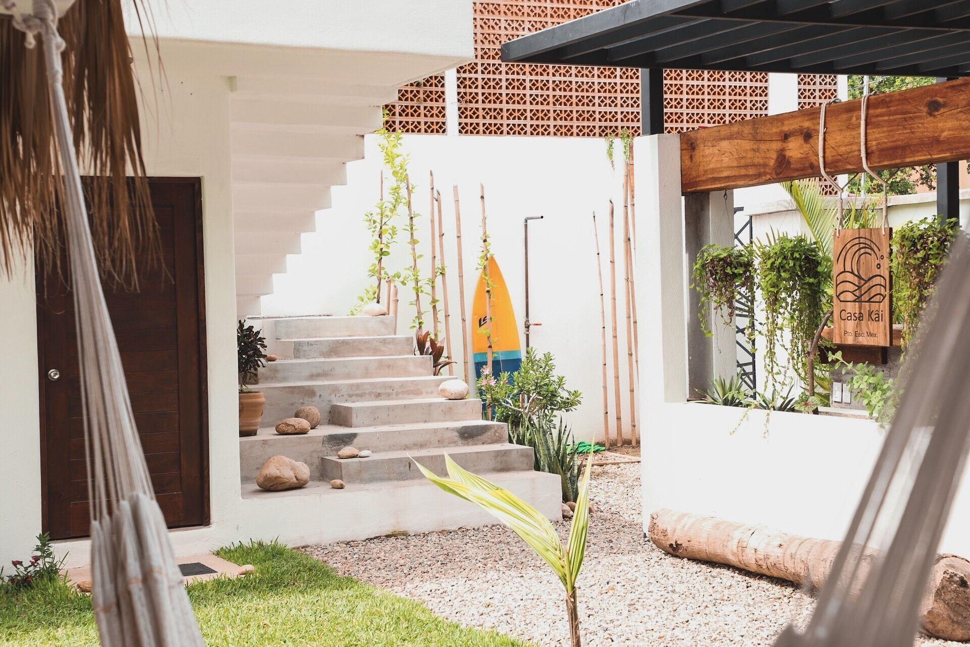 En la playa y playa de arena blanca 