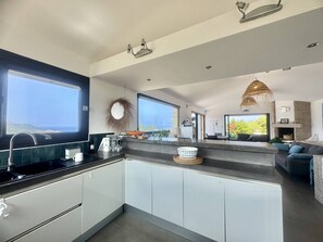 Frigorifero, microonde, forno, macchina per tè/caffè