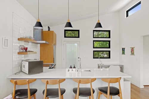 Guest House + Shared Pool - Eastside Palm Flat!