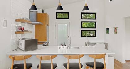 Guest House + Shared Pool - Eastside Palm Flat!