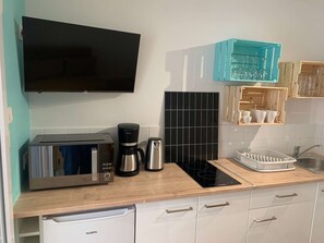 Kühlschrank, Toaster, Kochgeschirr/Geschirr/Besteck