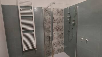Douche, sĂšche-cheveux, bidet, serviettes fournies