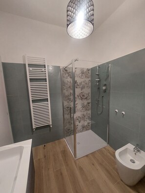 Shower, hair dryer, bidet, towels - Delizioso appartamento in centro città, con parcheggi nelle vicinanze e parco (Viterbo)