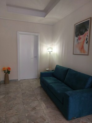 Televisor intel·ligent i llibres 