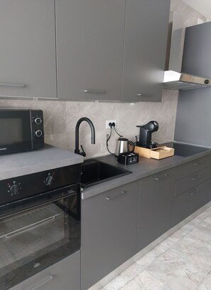 Réfrigérateur, four à micro-ondes, un four, surface de cuisson