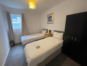 Iron/ironing board, bed sheets