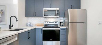 Vino Villa - Brand New 2bd King Bed, Queen Bed, Private Outdoor Space, Lakeview