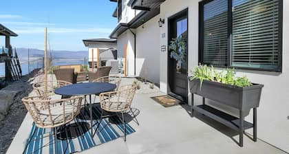 Vino Villa - Brand New 2bd King Bed, Queen Bed, Private Outdoor Space, Lakeview
