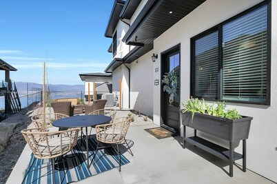 Vino Villa - Brand New 2bd King Bed, Queen Bed, Private Outdoor Space, Lakeview
