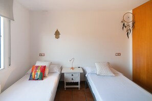2 bedrooms, iron/ironing board, free WiFi, bed sheets