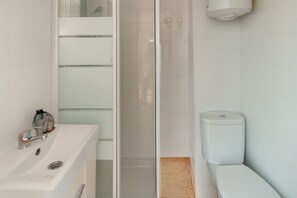 シャワー、タオル、トイレットペ  ーパー
