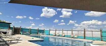Cozy 1-bedroom Rv with pool,WiFi, AC in pleasant Elephant Butte