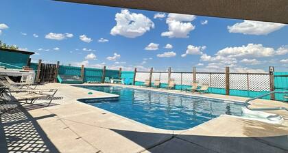 Cozy 1-bedroom Rv with pool,WiFi, AC in pleasant Elephant Butte