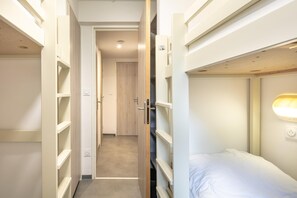 1 bedroom, bed sheets