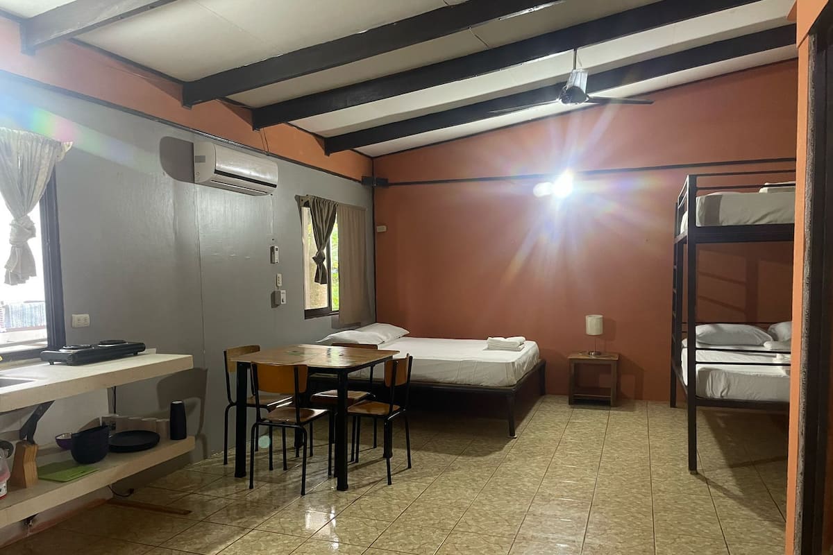 Studio cơ bản, nhiều giường, ban công | Truy cập Internet không dây miễn phí
