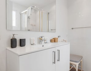 Dusj, hårføner og håndklær