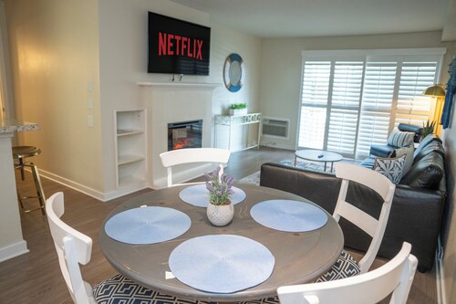 Waterfront w/ Heated Pool & FREE PKG