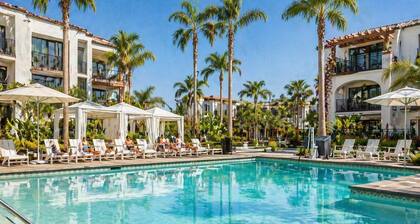 Waterfront w/ Heated Pool & FREE PKG