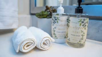 Secador de cabelo, toalhas de banho, sabonete, shampoo