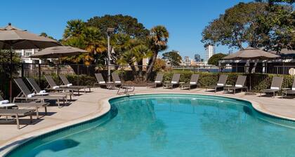 Waterfront w/ Heated Pool & FREE PKG