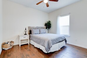 4 habitaciones, tabla de planchar con plancha, wifi y ropa de cama