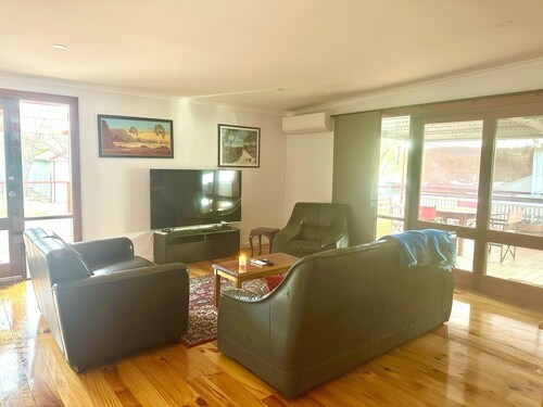 Hill Cottage, comfortable pet friendly home away from home