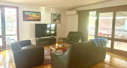 Hill Cottage, comfortable pet friendly home away from home