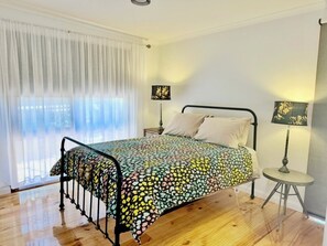 3 bedrooms, iron/ironing board, WiFi, bed sheets