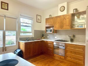 Een koelkast, een microgolfoven, een oven, een kookplaat