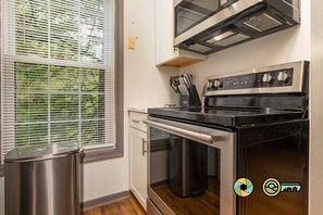 Fridge, microwave, oven, stovetop - Forest Den - Quiet & Convenient to Bryce Resort (Basye)