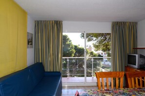Apartment | Living room - Apartment in Spain Near Sandy Beach (Torroella de Montgrí)