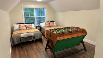 4 bedrooms, desk, free WiFi, bed sheets