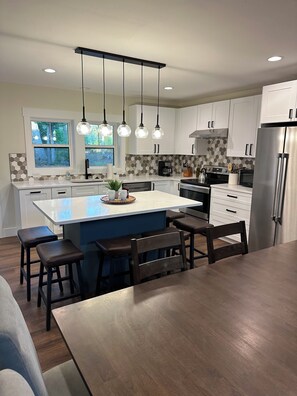 Jääkaappi, mikroaaltouuni, uuni, liesi