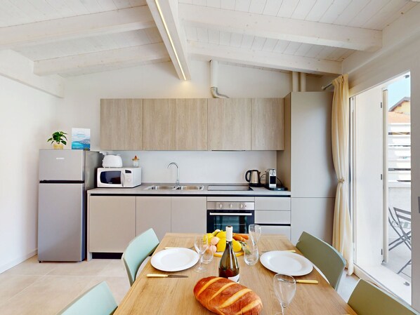 Kühlschrank, Mikrowelle, Ofen, Geschirrspüler